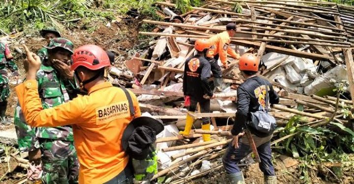 Longsor di Cilacap 2 Orang Tewas 21 di Laporkan Hilang