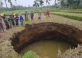 Fenomena Sinkhole Lubang Raksasa Muncul di Lahan Warga