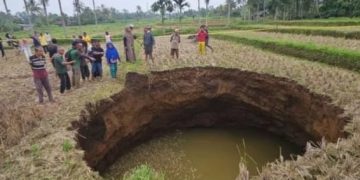 Fenomena Sinkhole Lubang Raksasa Muncul di Lahan Warga